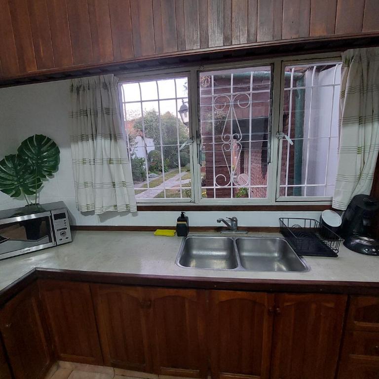 Casa c/amplio jardín, garage y parrilla. - Two-Bedroom House - 31