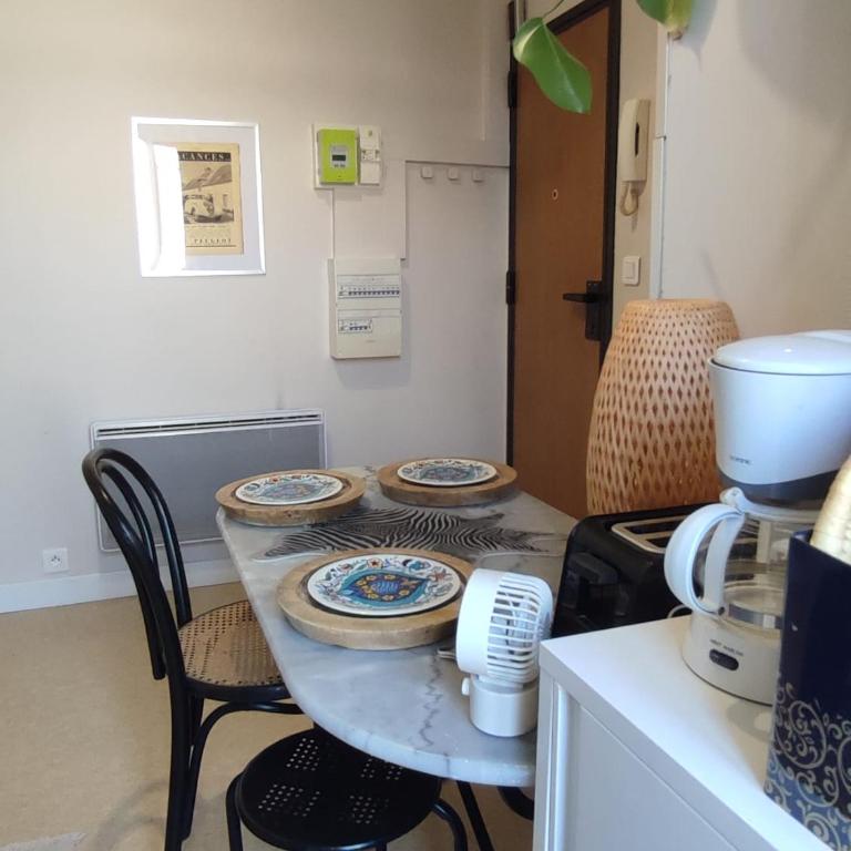 PARIS AUTHENTIC HOUSE Small, bright and calm studio - Studio - 12