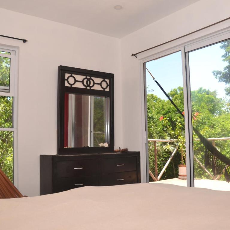 Relaxing comfortable jungle view MEXPLOR Villa Rivera Maya Puerto Morelos POOL-AC-GYM- GATED COMMUNITY - Habitación con cama grande y vistas al jardín - 7