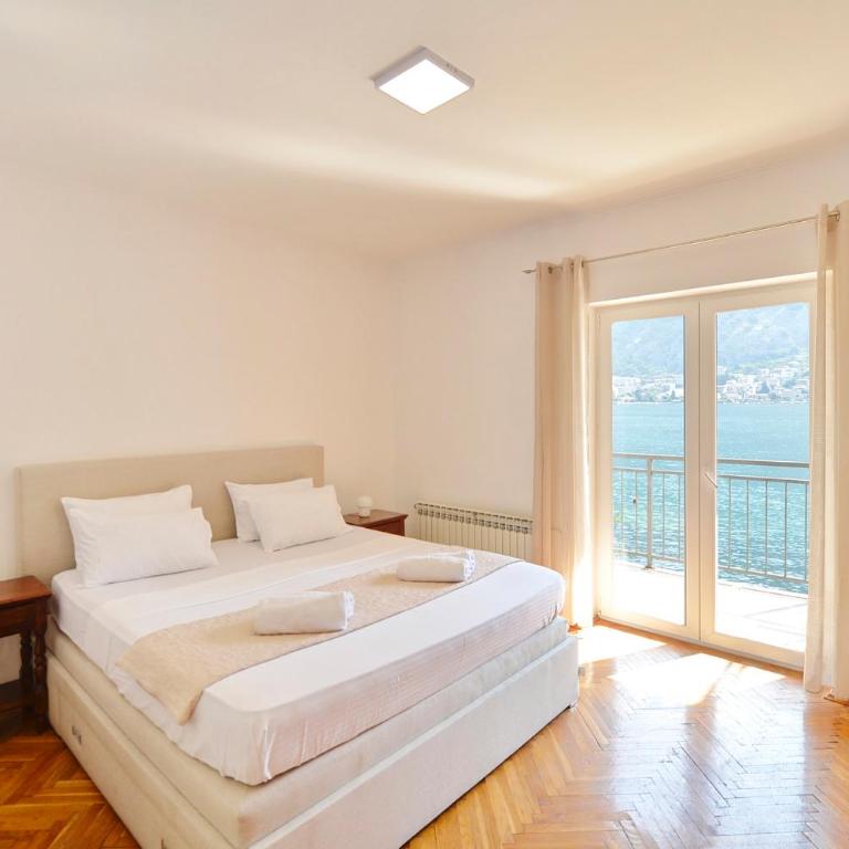 Seafront Apartments House 44 Private Balcony Old Town View - Three-Bedroom Apartment with Sea View - 3