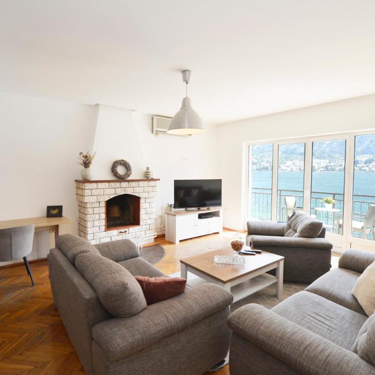 Seafront Apartments House 44 Private Balcony Old Town View - Three-Bedroom Apartment with Sea View - 2