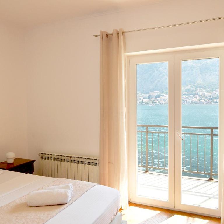 Seafront Apartments House 44 Private Balcony Old Town View - Three-Bedroom Apartment with Sea View - 25