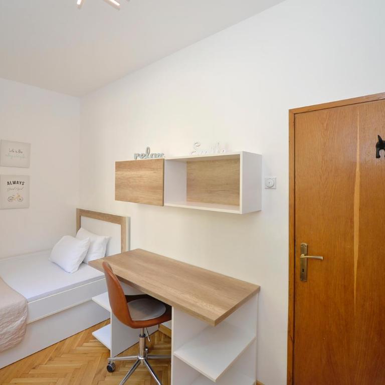 Seafront Apartments House 44 Private Balcony Old Town View - Three-Bedroom Apartment with Sea View - 37