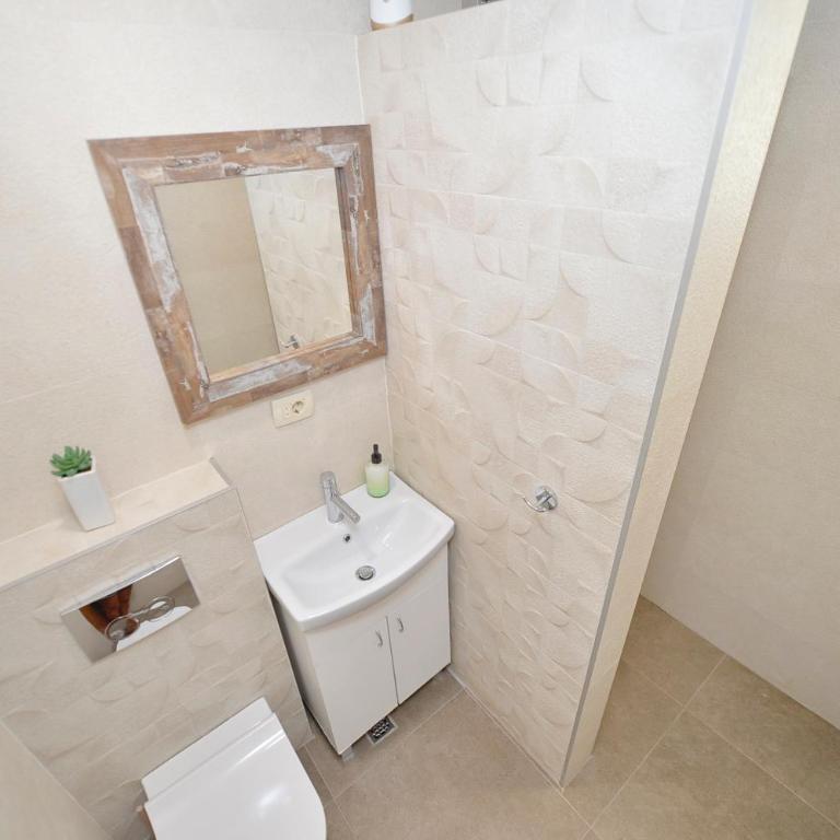 Seafront Apartments House 44 Private Balcony Old Town View - Three-Bedroom Apartment with Sea View - 9