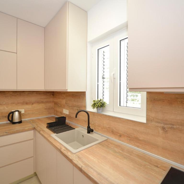 Seafront Apartments House 44 Private Balcony Old Town View - Three-Bedroom Apartment with Sea View - 4