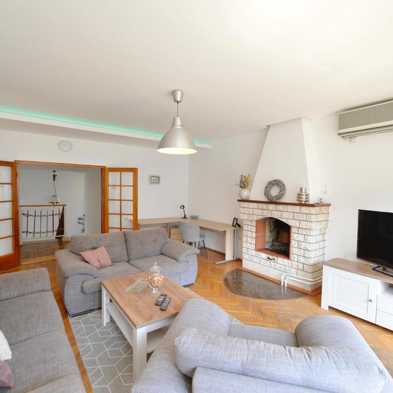 Seafront Apartments House 44 Private Balcony Old Town View - Three-Bedroom Apartment with Sea View - 6