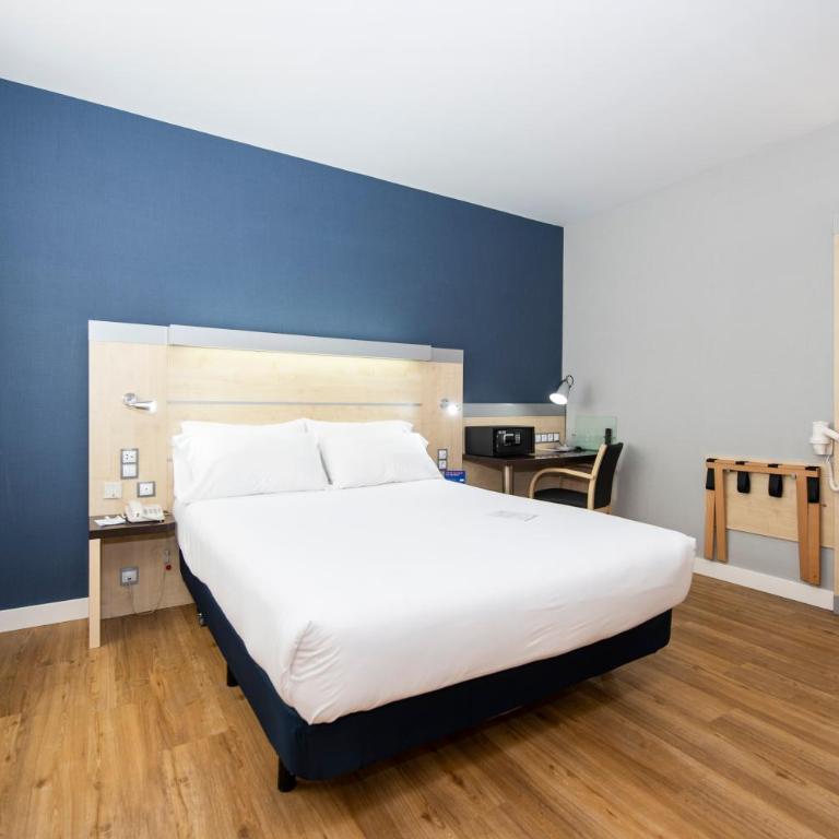 Holiday Inn Express Barcelona City 22@ by IHG - Standard Queen Room - Accessible with Free Breakfast - 2