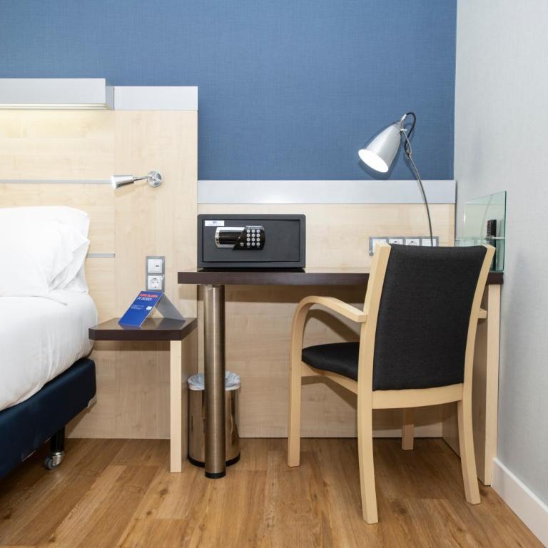 Holiday Inn Express Barcelona City 22@ by IHG - Standard Queen Room - Accessible with Free Breakfast - 4