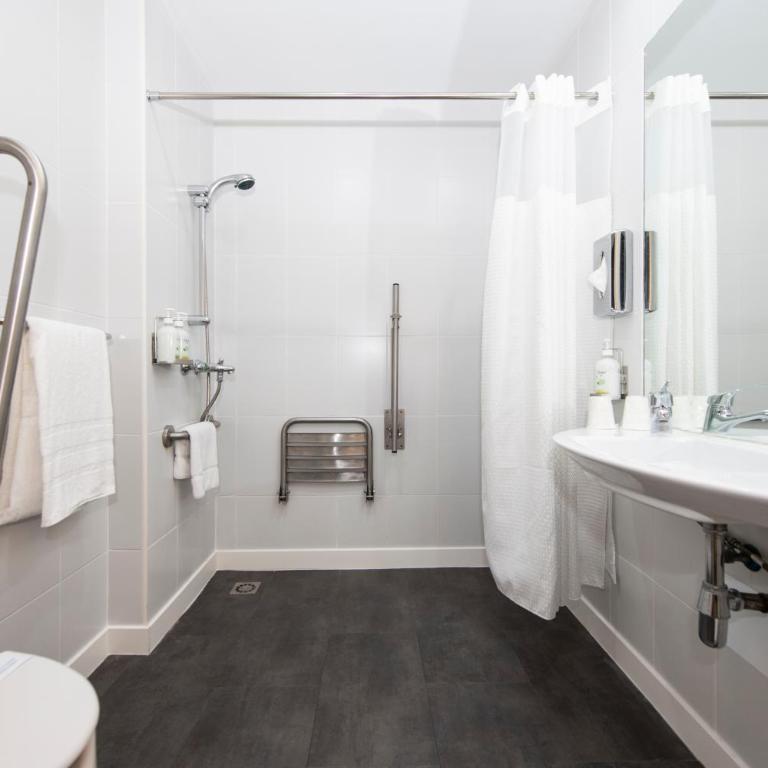 Holiday Inn Express Barcelona City 22@ by IHG - Standard Queen Room - Accessible with Free Breakfast - 5