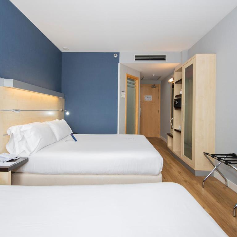 Holiday Inn Express Barcelona City 22@ by IHG - Standard Queen Room with Sofa Bed - 5