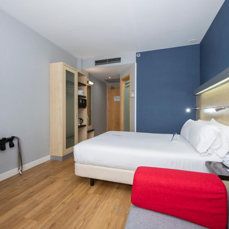 Holiday Inn Express Barcelona City 22@ by IHG - Standard Queen Room with Sofa Bed - 7
