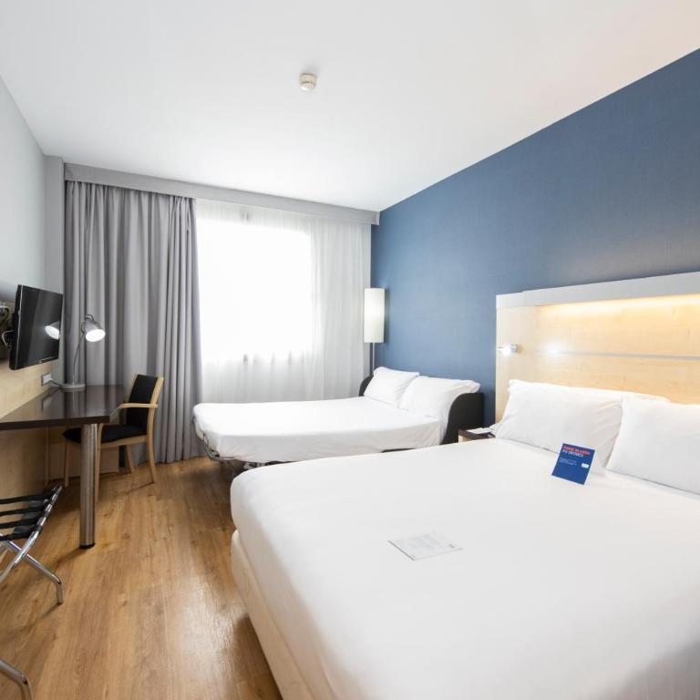 Holiday Inn Express Barcelona City 22@ by IHG - Standard Queen Room with Sofa Bed - 4