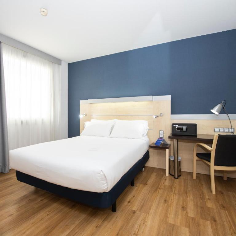 Holiday Inn Express Barcelona City 22@ by IHG - Standard Queen Room - Accessible with Free Breakfast - 6