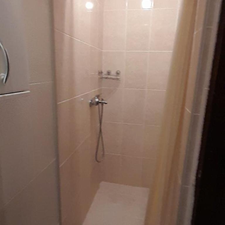 Guest house Ruzica - Dvokrevetna Soba sa Bračnim Krevetom i Sopstvenim Kupatilom - 4