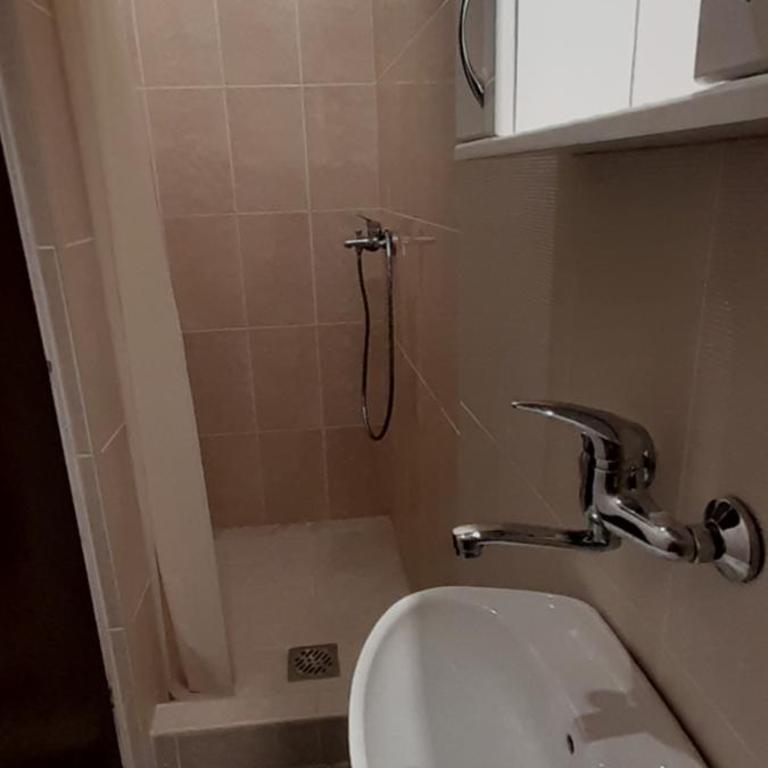 Guest house Ruzica - Dvokrevetna Soba sa Bračnim Krevetom i Sopstvenim Kupatilom - 1