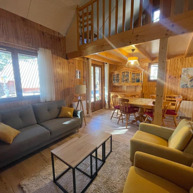 Grand chalet à Barcelonnette, j'usqu'à 8 personnes - Three-Bedroom Chalet - 1