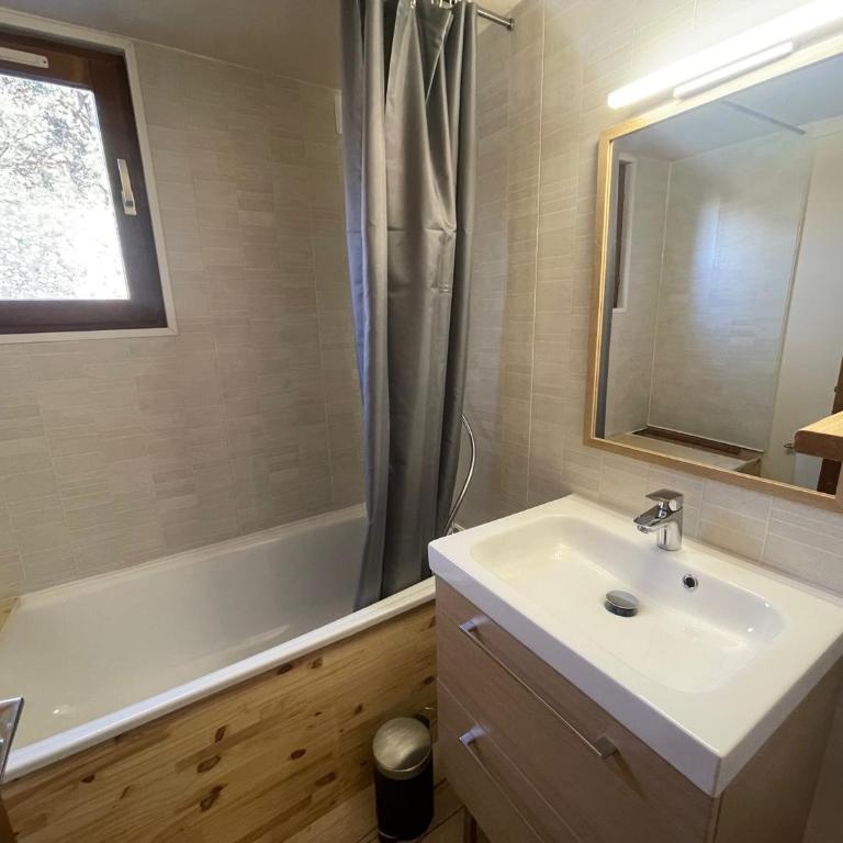 Grand chalet à Barcelonnette, j'usqu'à 8 personnes - Three-Bedroom Chalet - 14