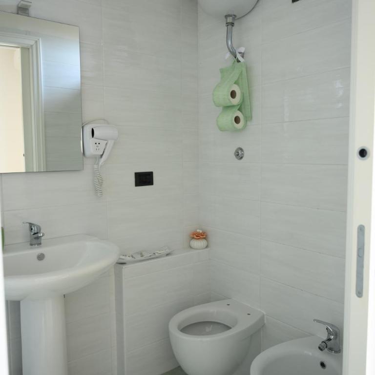 Flowers' House - Camera Matrimoniale con Bagno Privato - 2