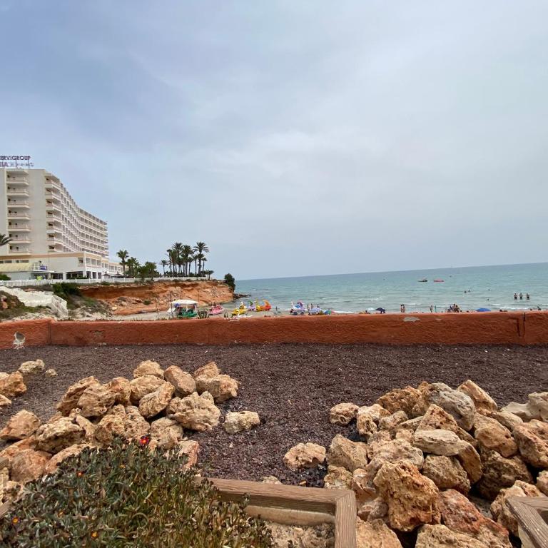 Orihuela Costa 2-bedroom 1-bath renovated vacation rental on La Zenia Beach - Apartamento de 2 dormitorios - 7