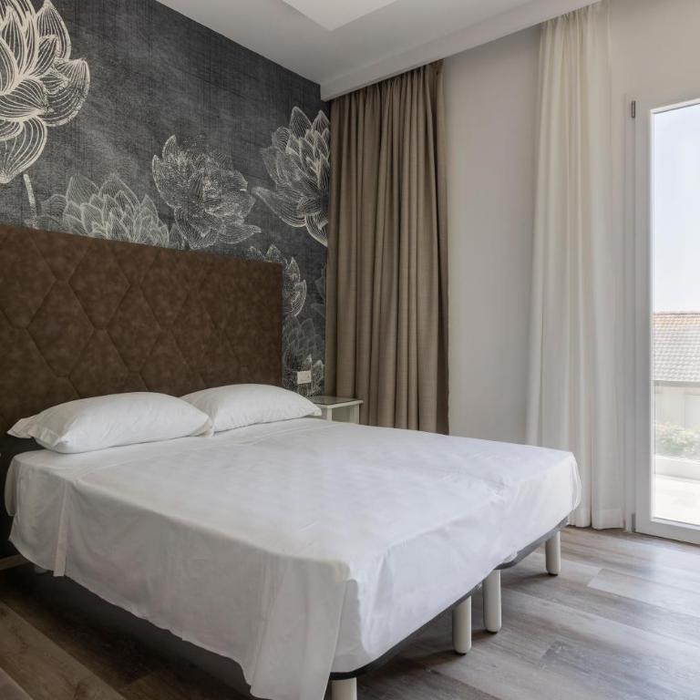 Hotel President - Deluxe Family Room with Balcony - 4