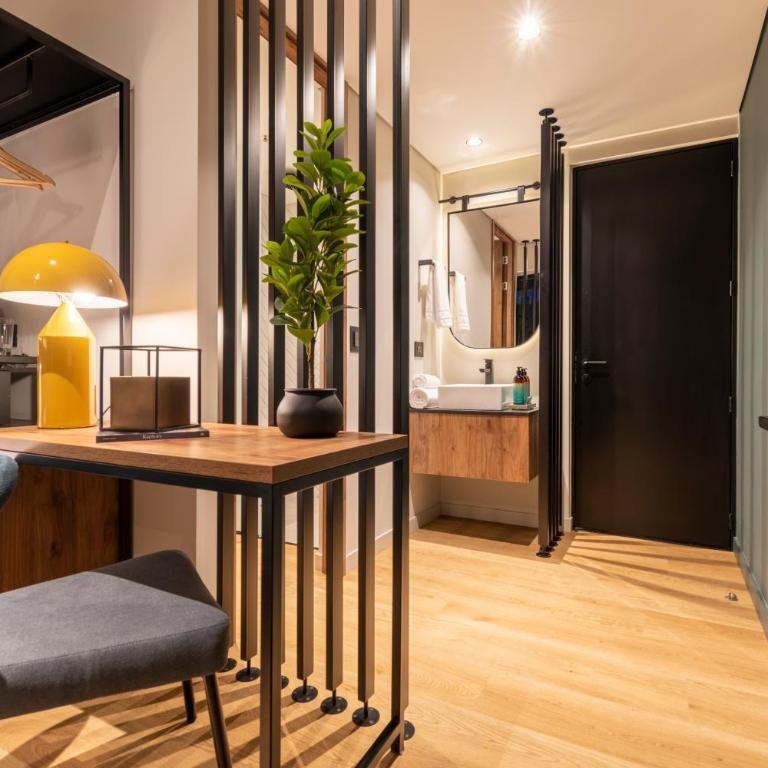 HASHTAG 98 HOTEL - Habitación con cama grande y balcón - 10