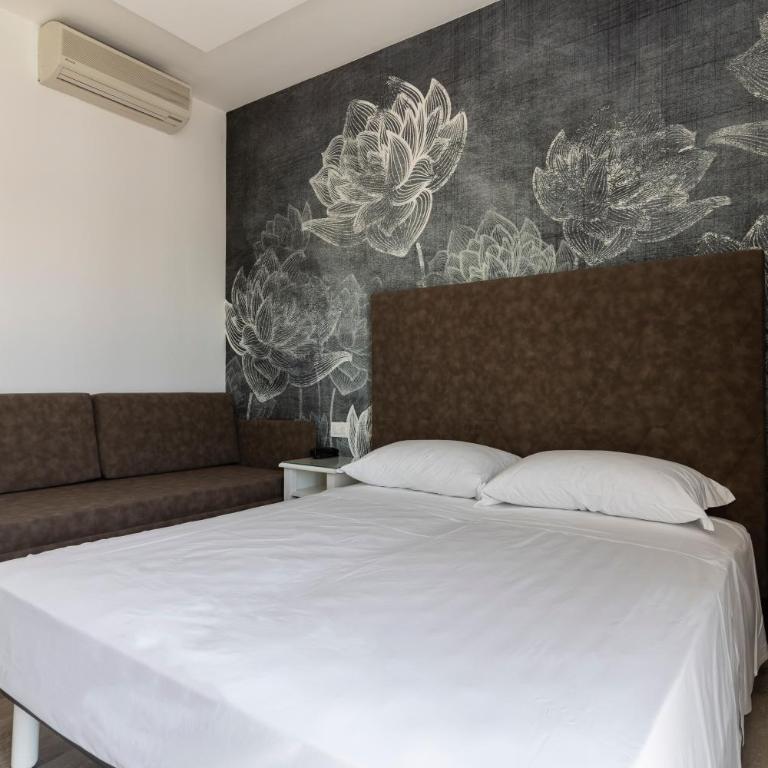 Hotel President - Deluxe Family Room with Balcony - 6