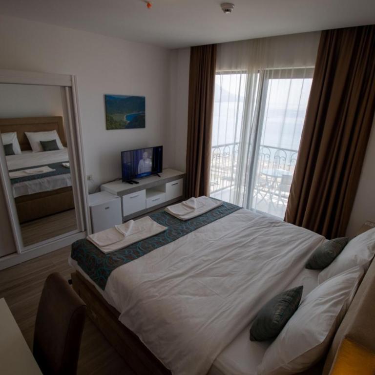 Hotel Svarog - Dvokrevetna Soba sa Bračnim Krevetom sa Balkonom i Pogledom na More - 3