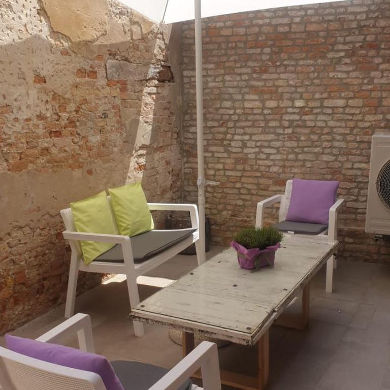 Venice Apartment with Private Courtyard - Three-Bedroom Apartment - 24