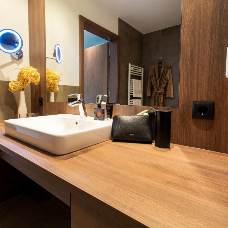 Garden Park Hotel - Deluxe Double Room with Pool View with Balcony - 1