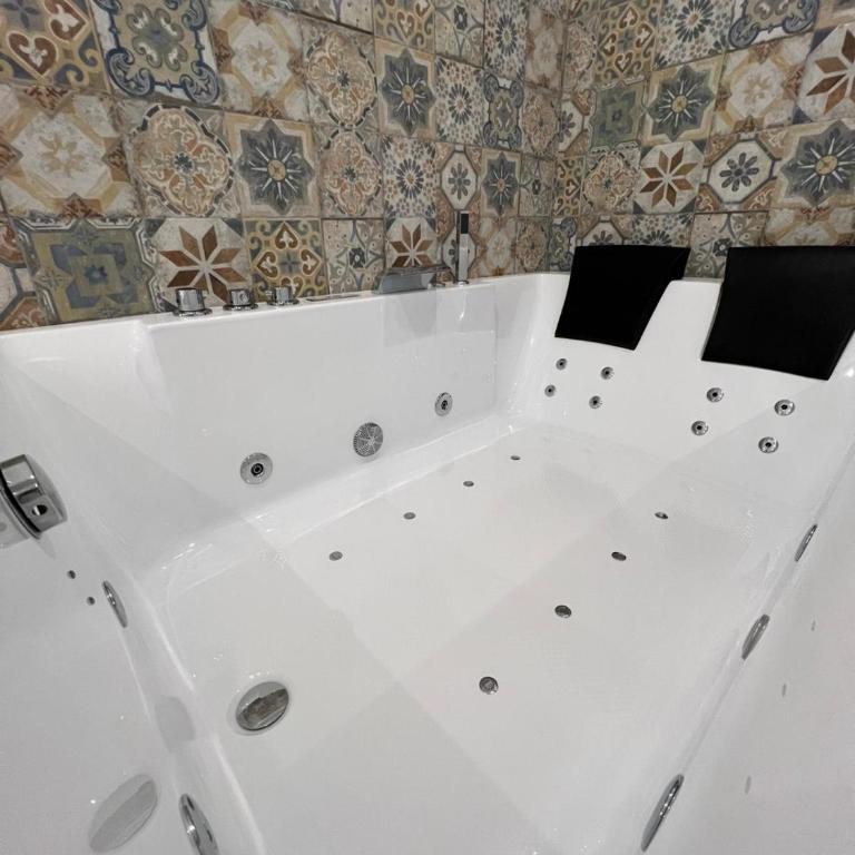 GianLuis Luxury Suites - Suite Deluxe con Vasca Idromassaggio - 2