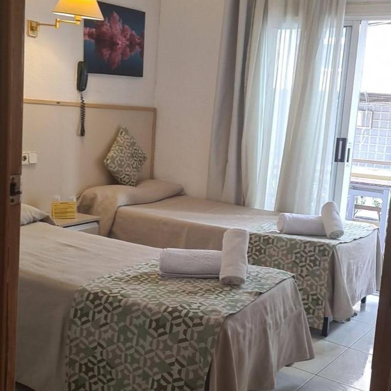Hostal Alhambra Tarragona - Habitación Doble con balcón y baño compartido - 1 o 2 camas - 2
