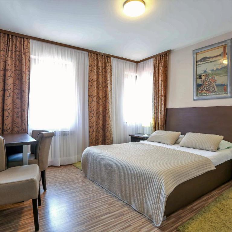 Hotel Divan - Standardna Dvokrevetna Soba sa Bračnim Krevetom/Zasebnim Krevetima - 33