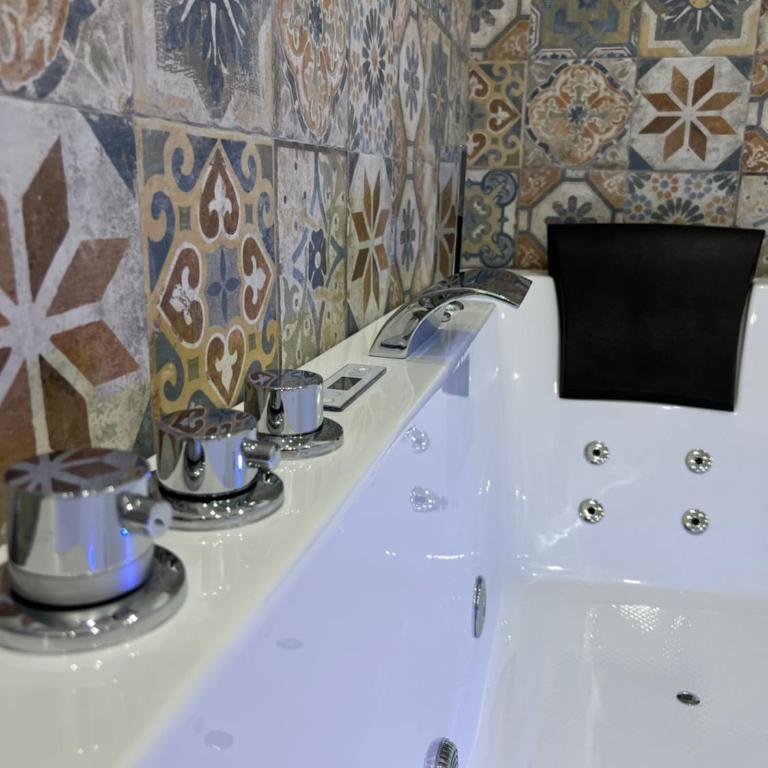 GianLuis Luxury Suites - Suite Deluxe con Vasca Idromassaggio - 22