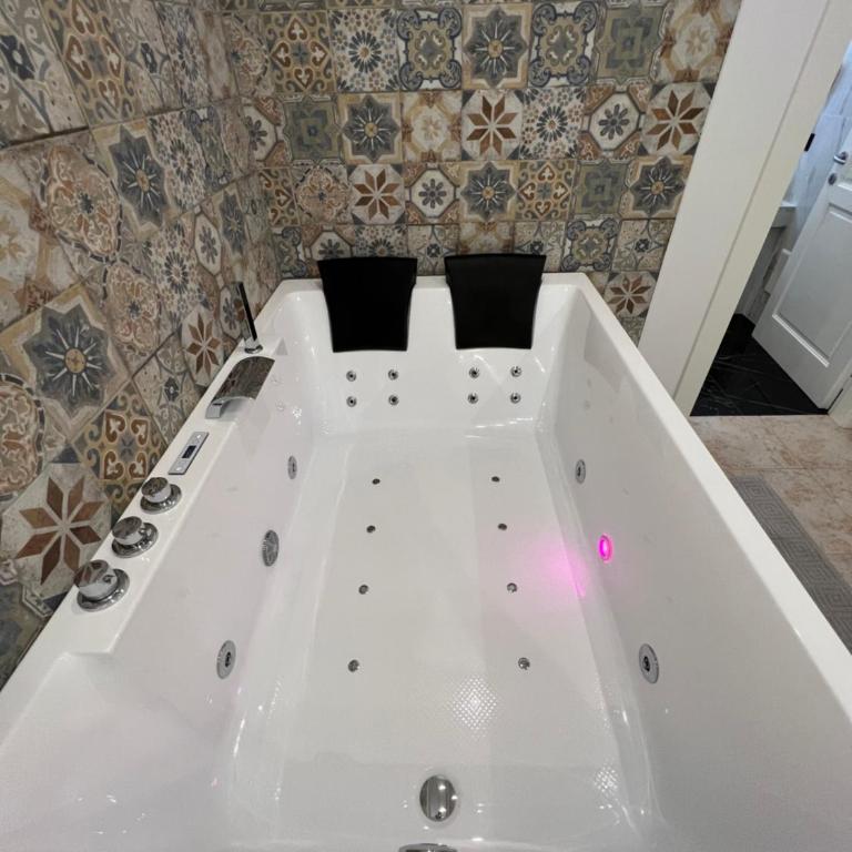 GianLuis Luxury Suites - Suite Deluxe con Vasca Idromassaggio - 5