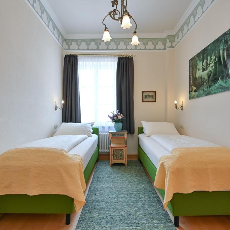 Hotel Hirsch - Zweibettzimmer im Hauptgebäude - 5