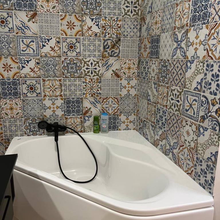 Alla Scalinata del Teatro Rossetti confort suites parcheggio in Viale XX Settembre - Appartamento con 1 Camera da Letto - 15