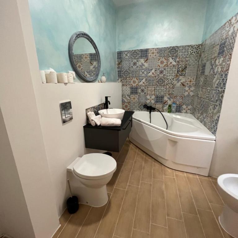 Alla Scalinata del Teatro Rossetti confort suites parcheggio in Viale XX Settembre - Appartamento con 1 Camera da Letto - 14