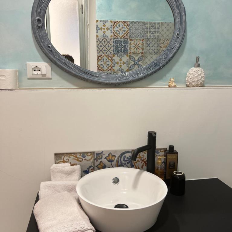 Alla Scalinata del Teatro Rossetti confort suites parcheggio in Viale XX Settembre - Appartamento con 1 Camera da Letto - 13