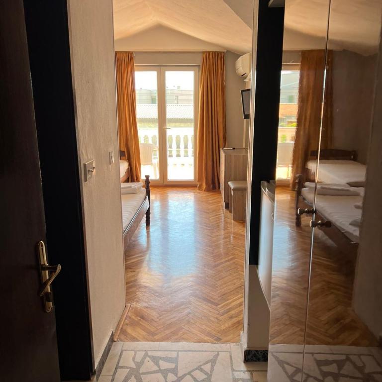 Guesthouse Vila Tamburic - Triple Room with Terrace - 2