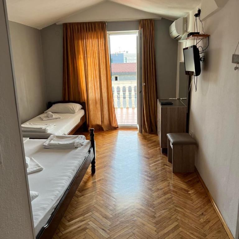 Guesthouse Vila Tamburic - Triple Room with Terrace - 6