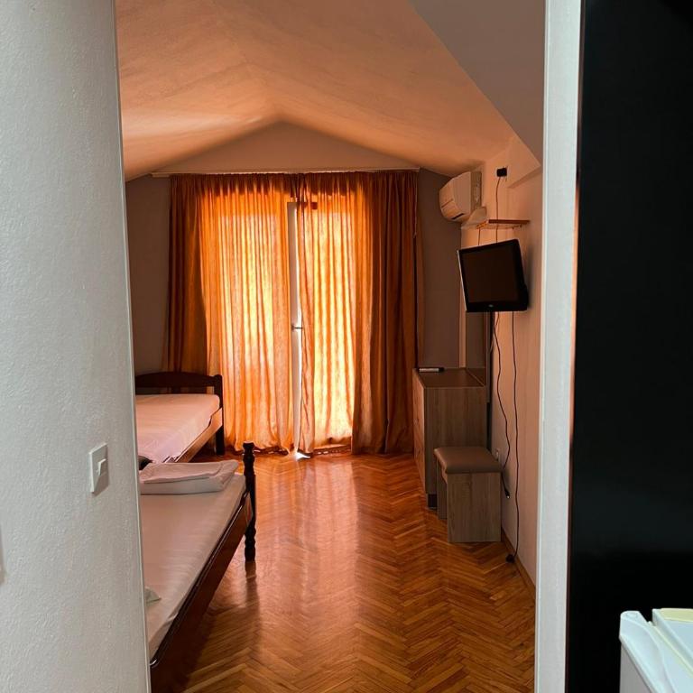 Guesthouse Vila Tamburic - Triple Room with Terrace - 9
