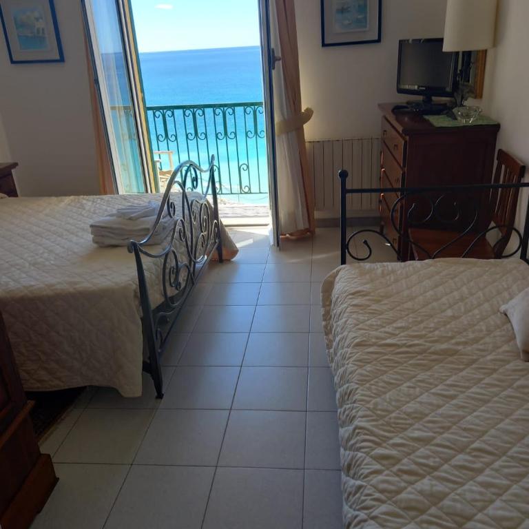 Hotel Leopold - Camera Tripla con Balcone e Vista Mare - 4