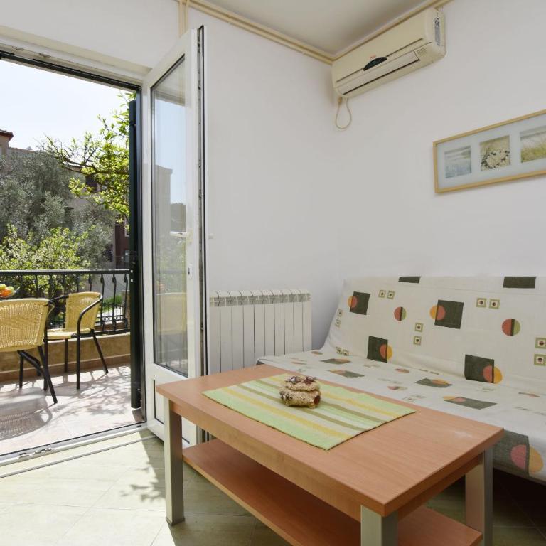 Apartments and Rooms Iva - One-Bedroom Apartment - 1