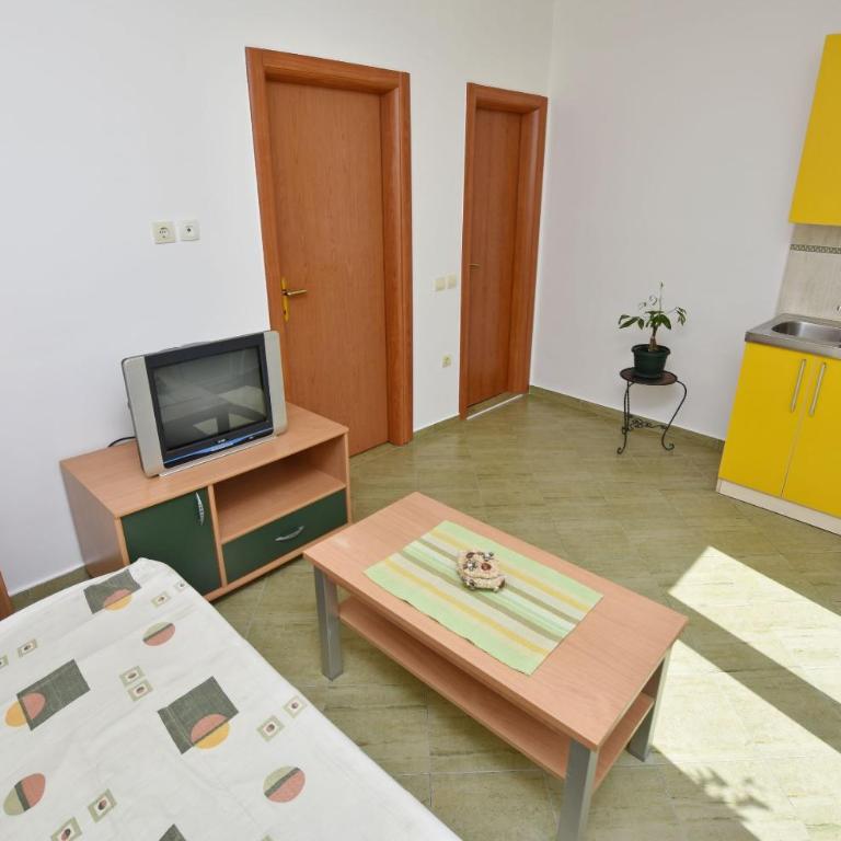 Apartments and Rooms Iva - One-Bedroom Apartment - 3
