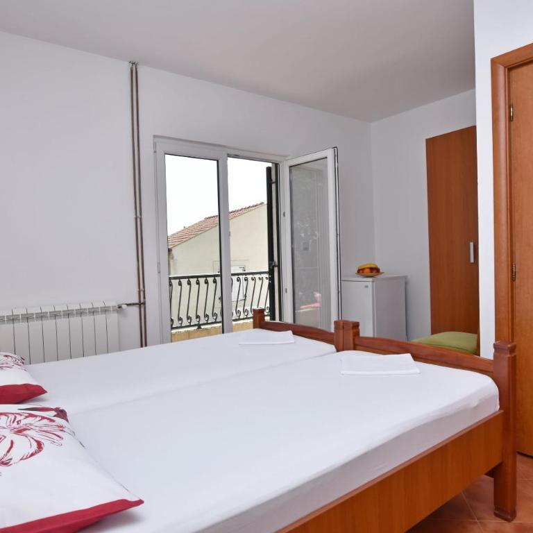 Apartments and Rooms Iva - Double Room with Private Bathroom - 6