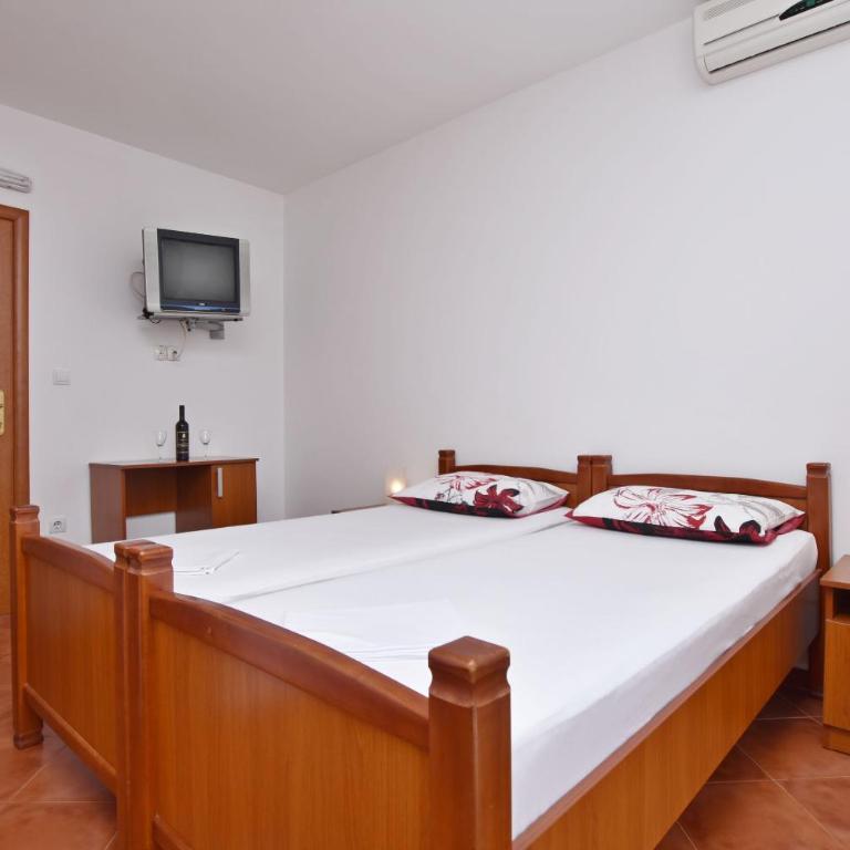 Apartments and Rooms Iva - Double Room with Private Bathroom - 11