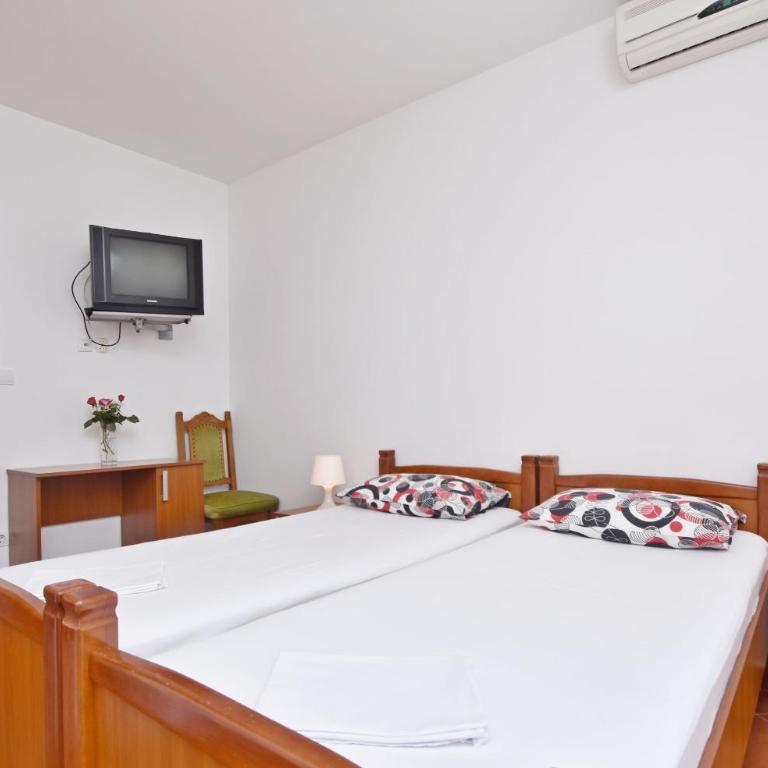 Apartments and Rooms Iva - Double Room with Terrace - 11
