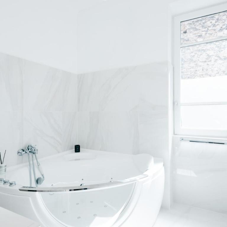 Les Précieuses Suites & Spa II - Deluxe Suite with Spa Bath - 12