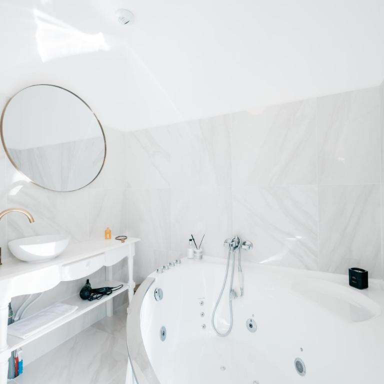 Les Précieuses Suites & Spa II - Deluxe Suite with Spa Bath - 4