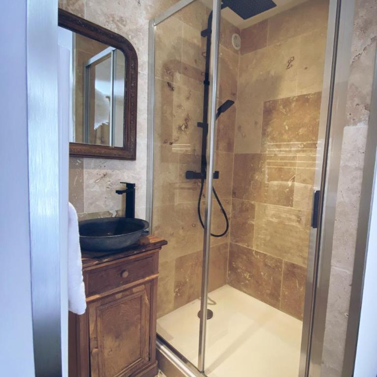 La Petite Auberge - Chambre Double avec Salle de Bains Privative et Toilettes Communes - 4